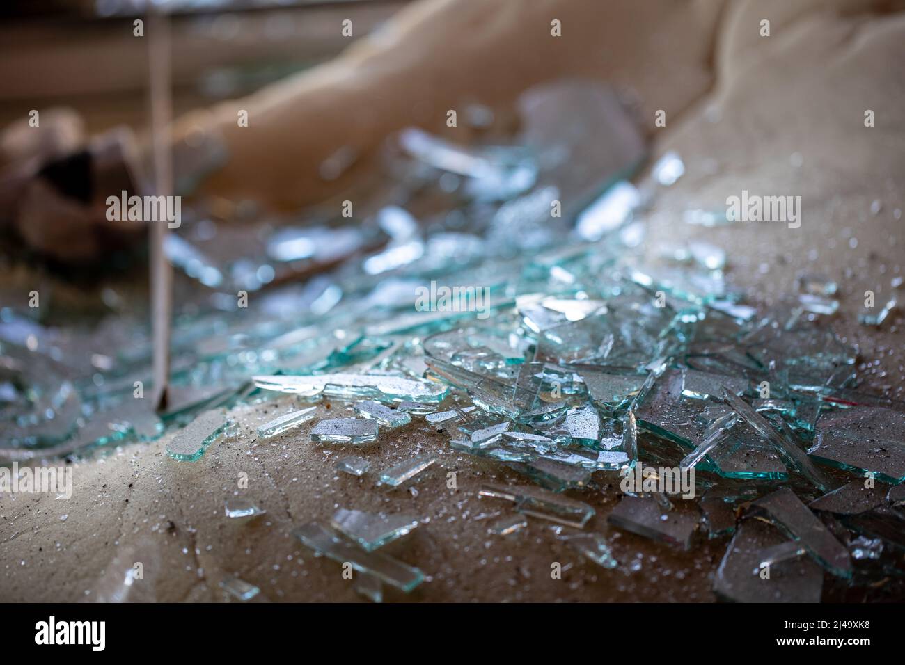 Kaputte Fenster und kaputtes Glas. Die Luftwaffe der russischen Armee bombardierte zivile Objekte. Raketenangriff. Krieg Russlands gegen die Ukraine. 20.03.2022, Stockfoto