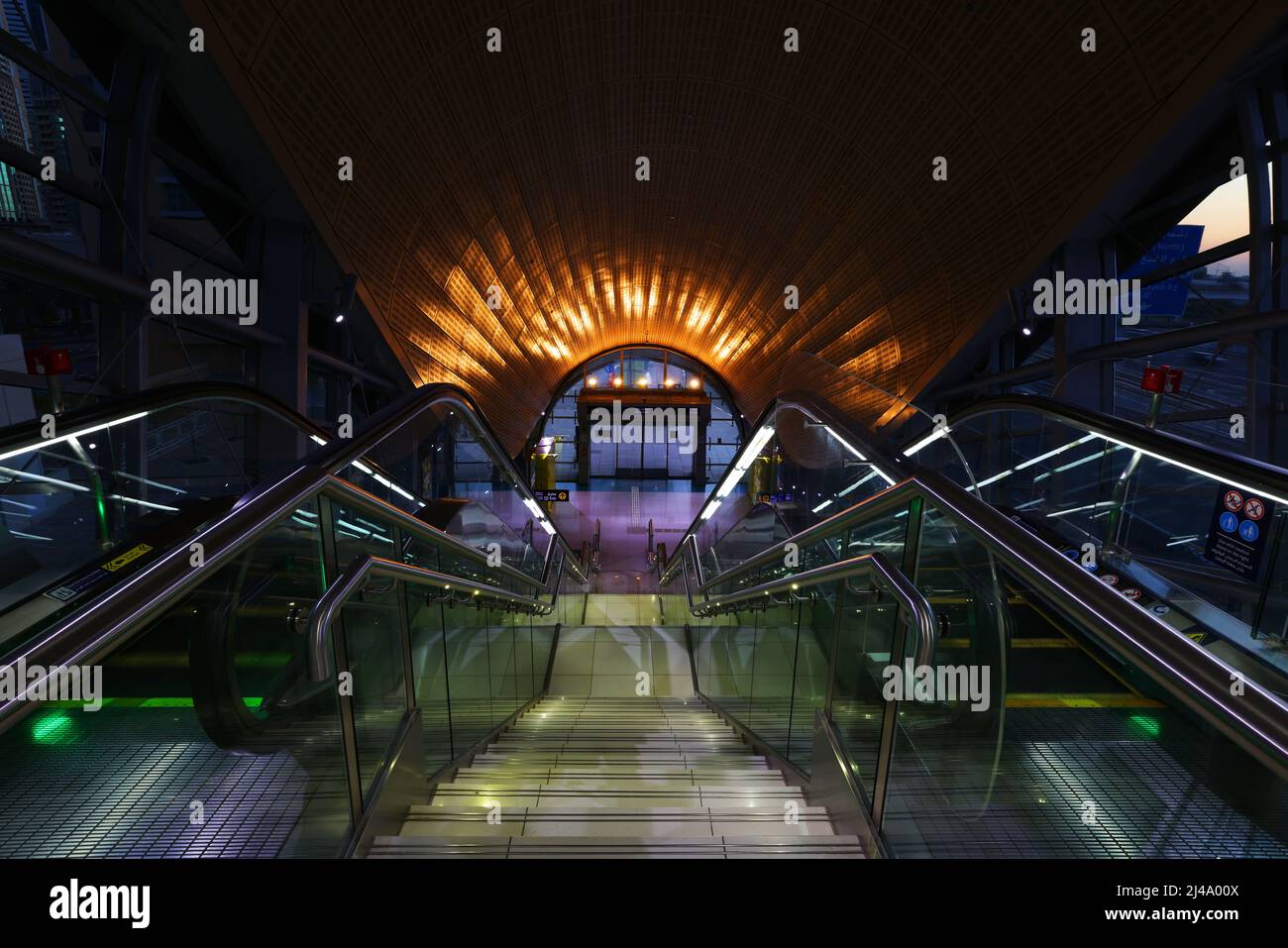 U-Bahn, moderne Architektur, Dubai, atemberaubende U-Bahn oder Metro Station in Dubai mit Beleuchtung und Rolltreppe Stockfoto