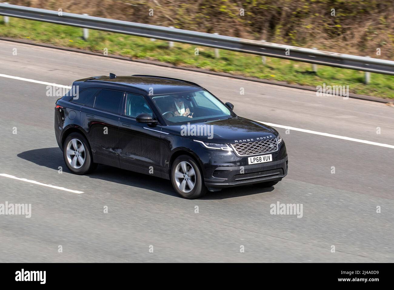 2018 schwarzer Land Rover Range Rover Velar R-Dynamic S 2993cc 8-Gang-Automatikgetriebe; Fahren auf der Autobahn M61, Großbritannien Stockfoto