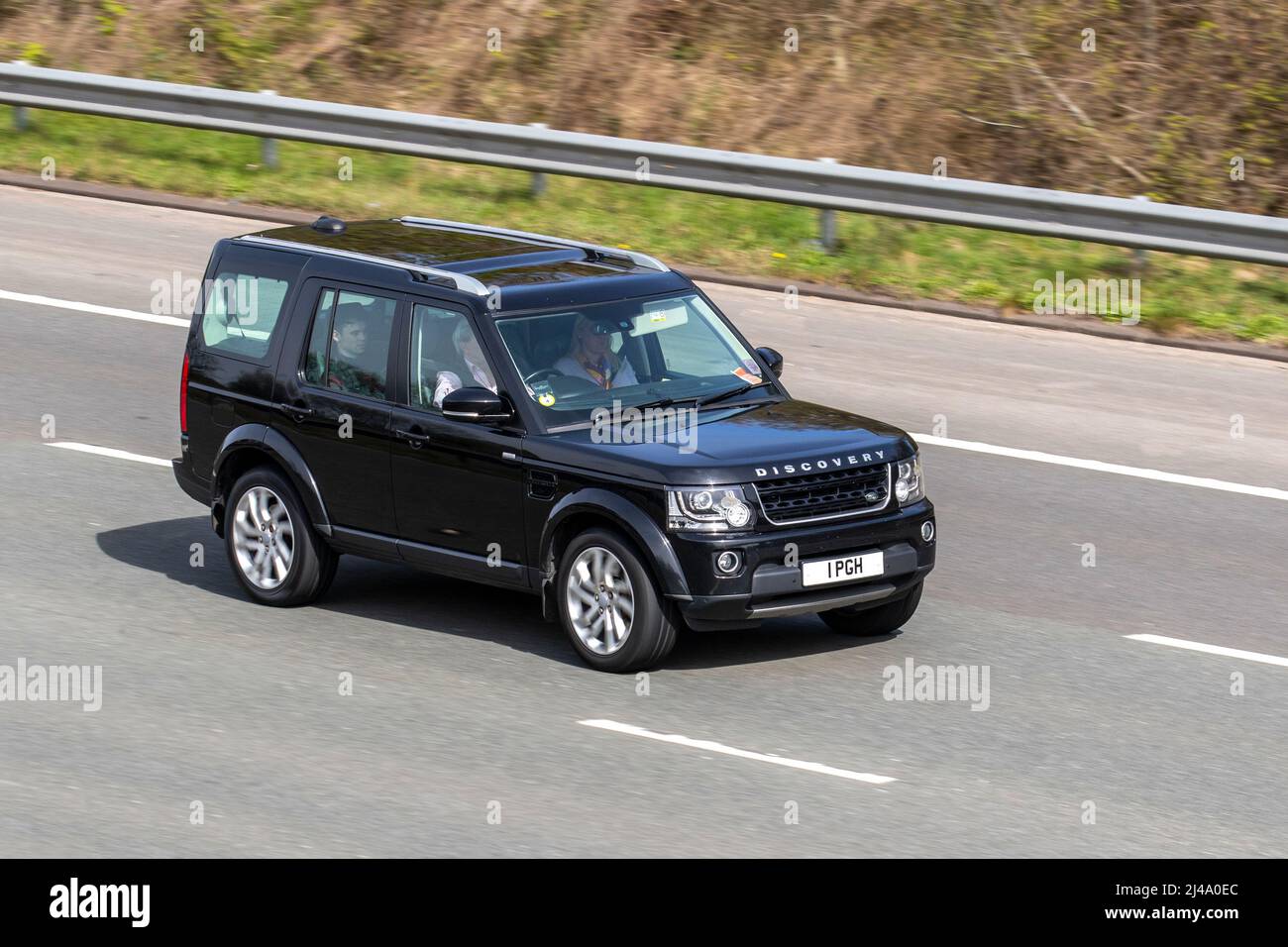 2016 schwarz Land Rover Discovery SADV6 Landmark 2993 ccm Diesel 8-Gang-Automatik; Fahren auf der Autobahn M61, Großbritannien Stockfoto