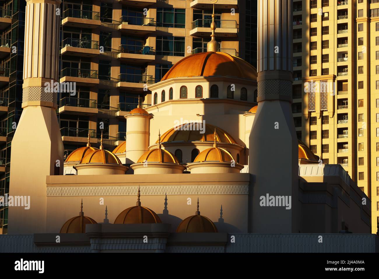moderne Architektur, Dubai Marina, atemberaubende Aussicht auf die Skyline von Dubai mit Bürohochhäuser, Hotels und Moschee mit Kuppel und Minarett Stockfoto