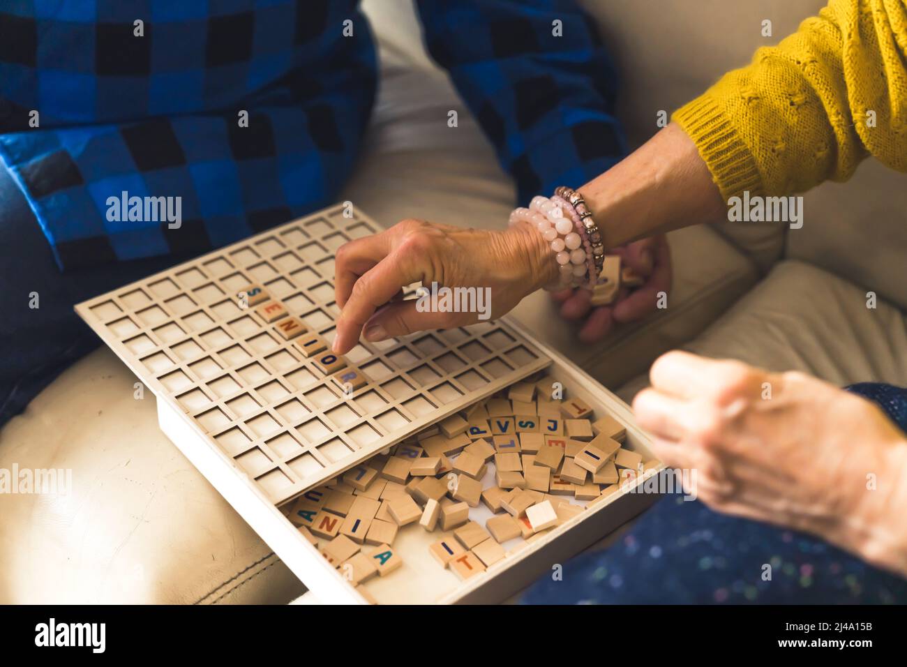 Puzzle aus Holz oder Wortspiel. Senioren verbringen Zeit zusammen. Aktive Großeltern. Hochwertige Fotos Stockfoto