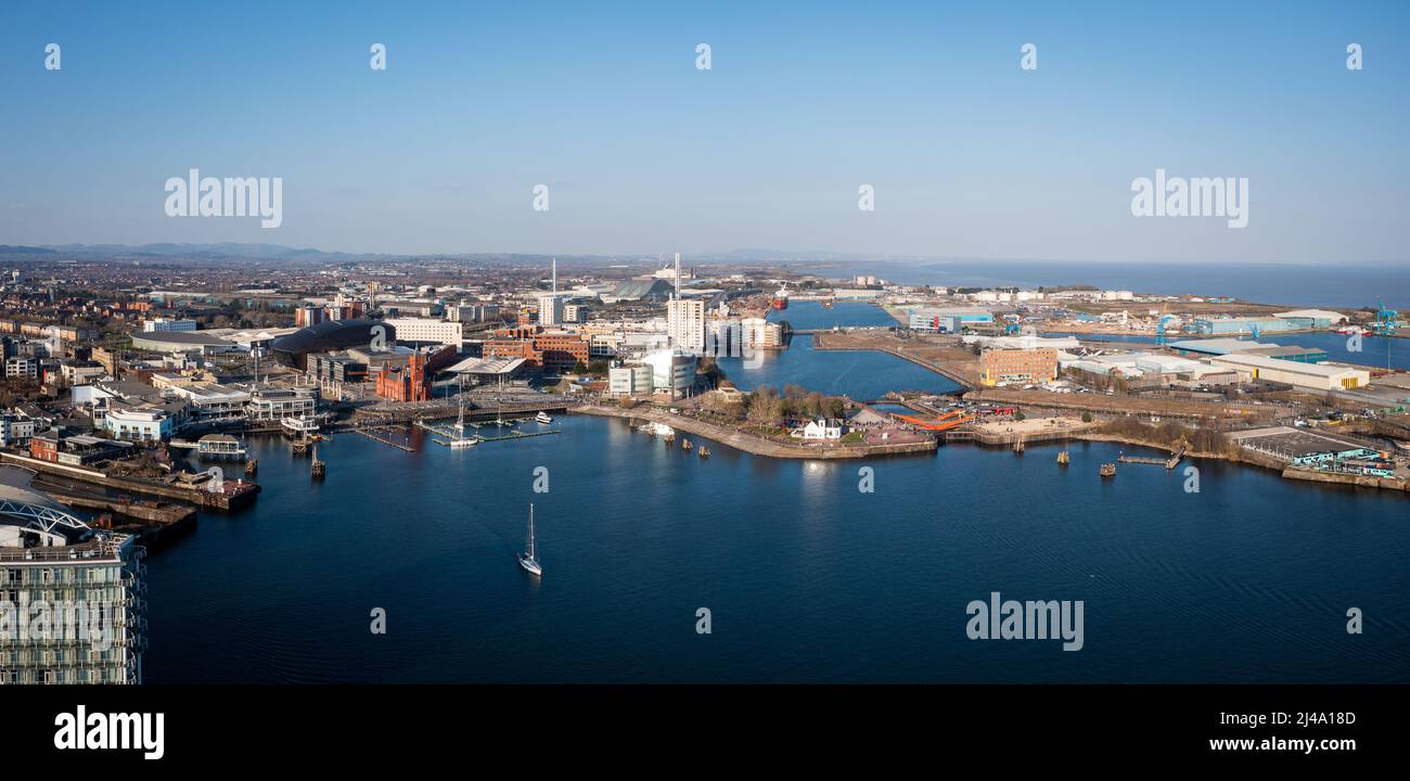 Luftaufnahme von Cardiff Bay, der Hauptstadt von Wales, Großbritannien 2022 an einem klaren Himmel Frühling Stockfoto