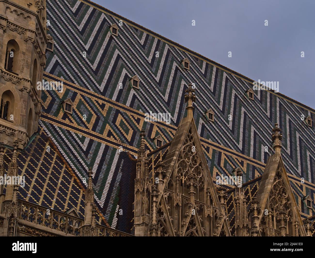 Nahaufnahme des Kirchenschiffs der berühmten Kirche Stephansdom in der historischen Innenstadt von Wien, Österreich am Abend. Stockfoto