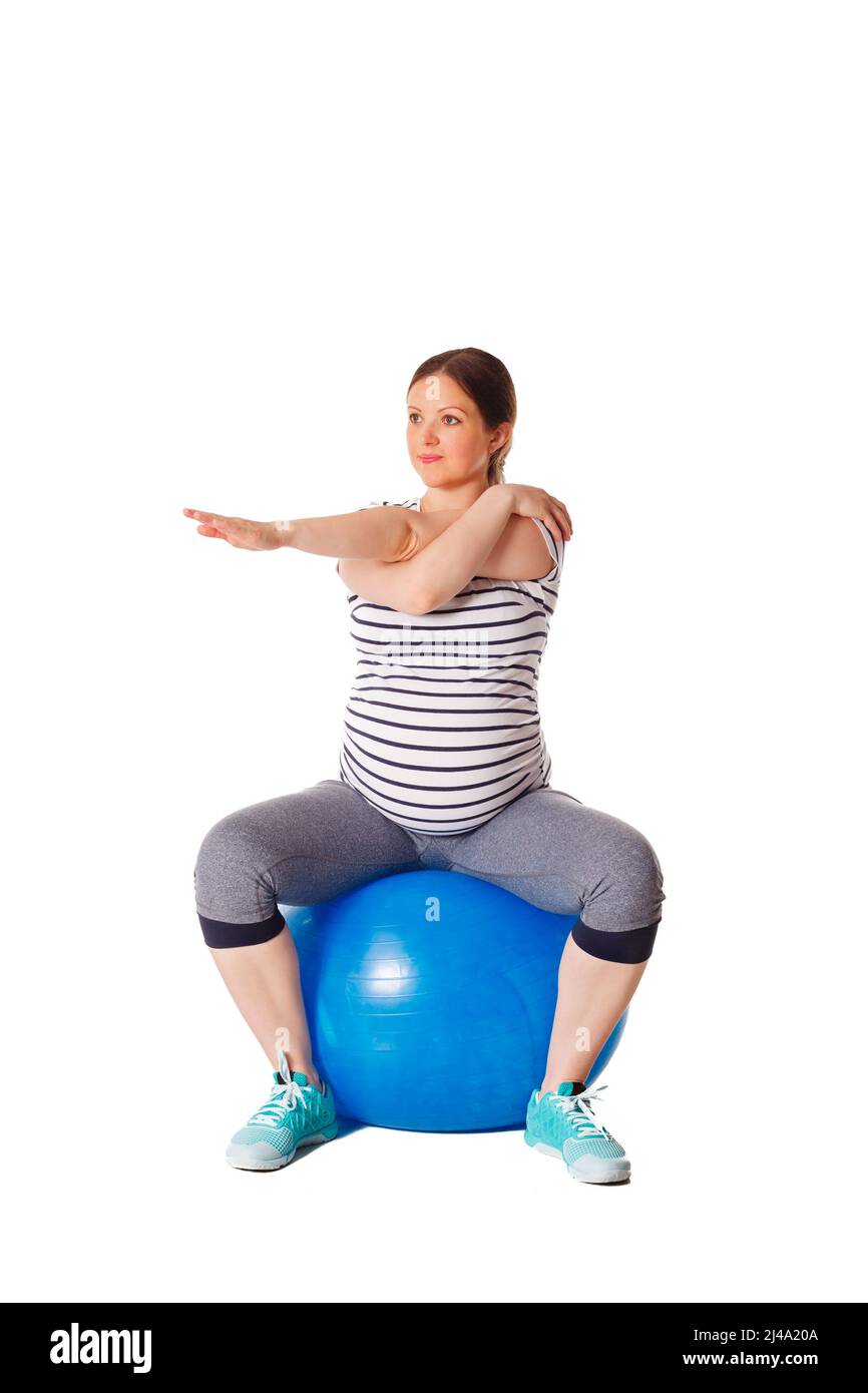 Schwanger Frau macht Übungen mit Gymnastikball Stockfoto