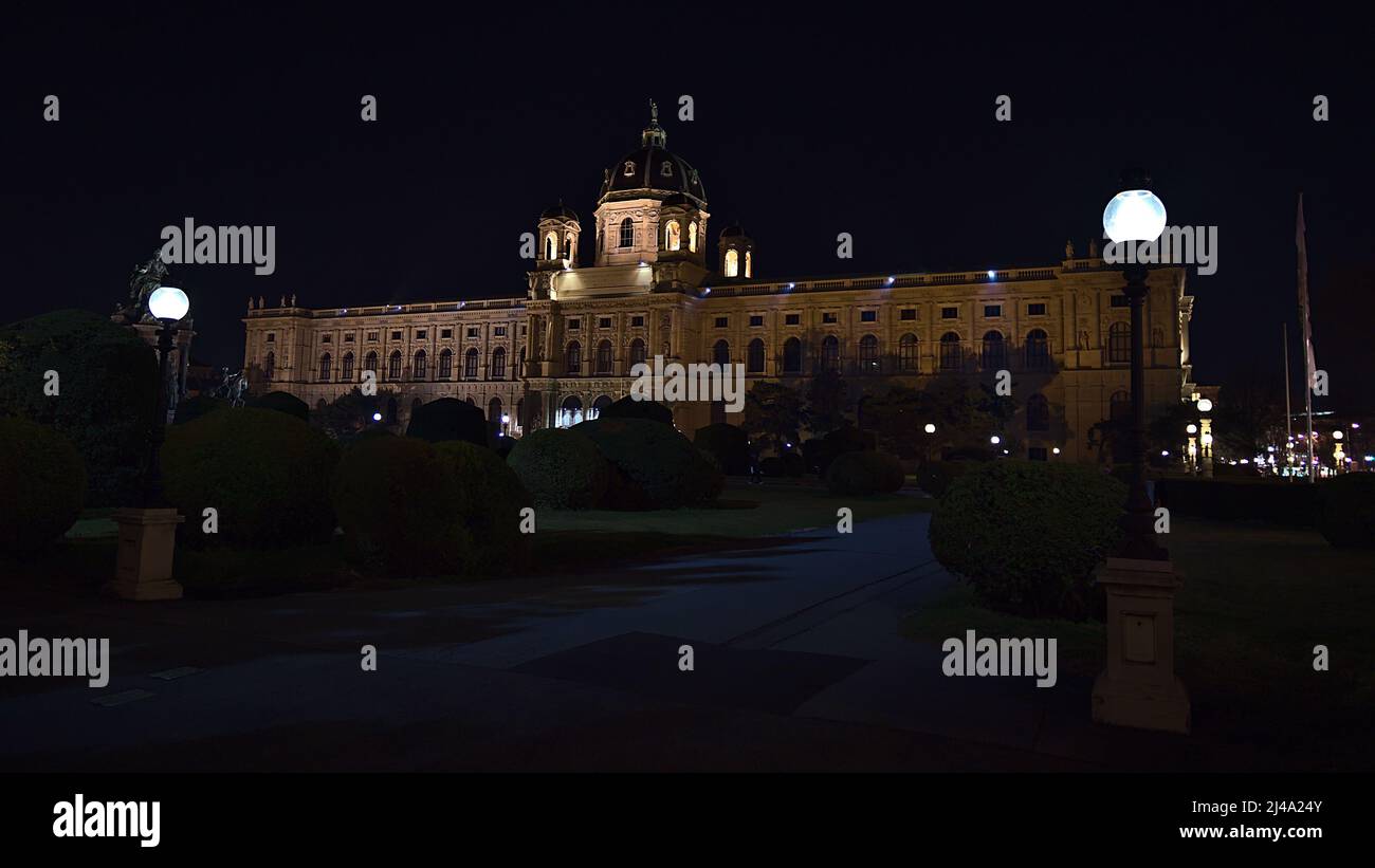 Nachtansicht des Naturhistorischen Museums (NHM) von Wien, Österreich im historischen Zentrum mit beleuchteter Fassade und Straßenlampen. Stockfoto