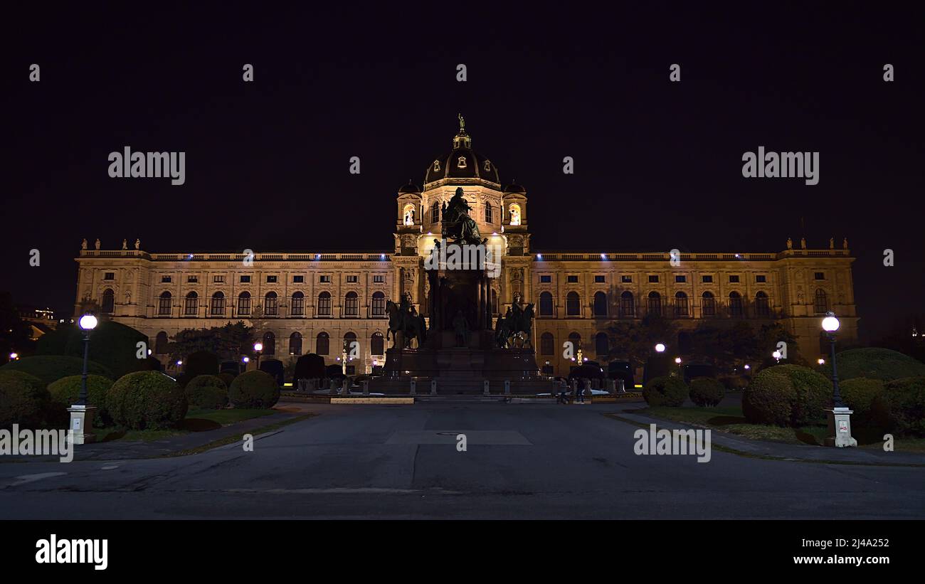 Vorderansicht des berühmten Naturhistorischen Museums (NHM) von Wien, Österreich bei Nacht in der historischen Innenstadt mit beleuchteter Fassade, Denkmal. Stockfoto