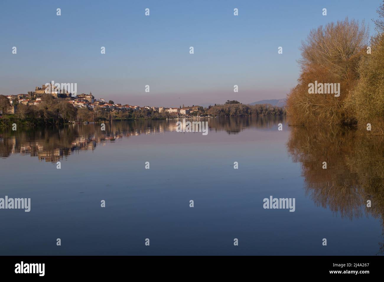 Blick auf den Fluss Minho von der Internationalen Brücke von TUI, Valenca do Minho, Portugal Stockfoto