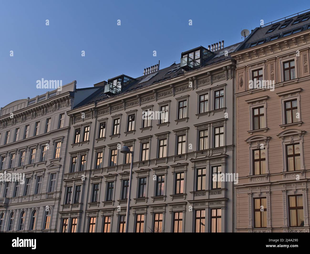 Blick auf charakteristische Altbauten (ca. 1900) im historischen Zentrum der Stadt Wien, Österreich am Abend mit dekorativen Fassaden. Stockfoto