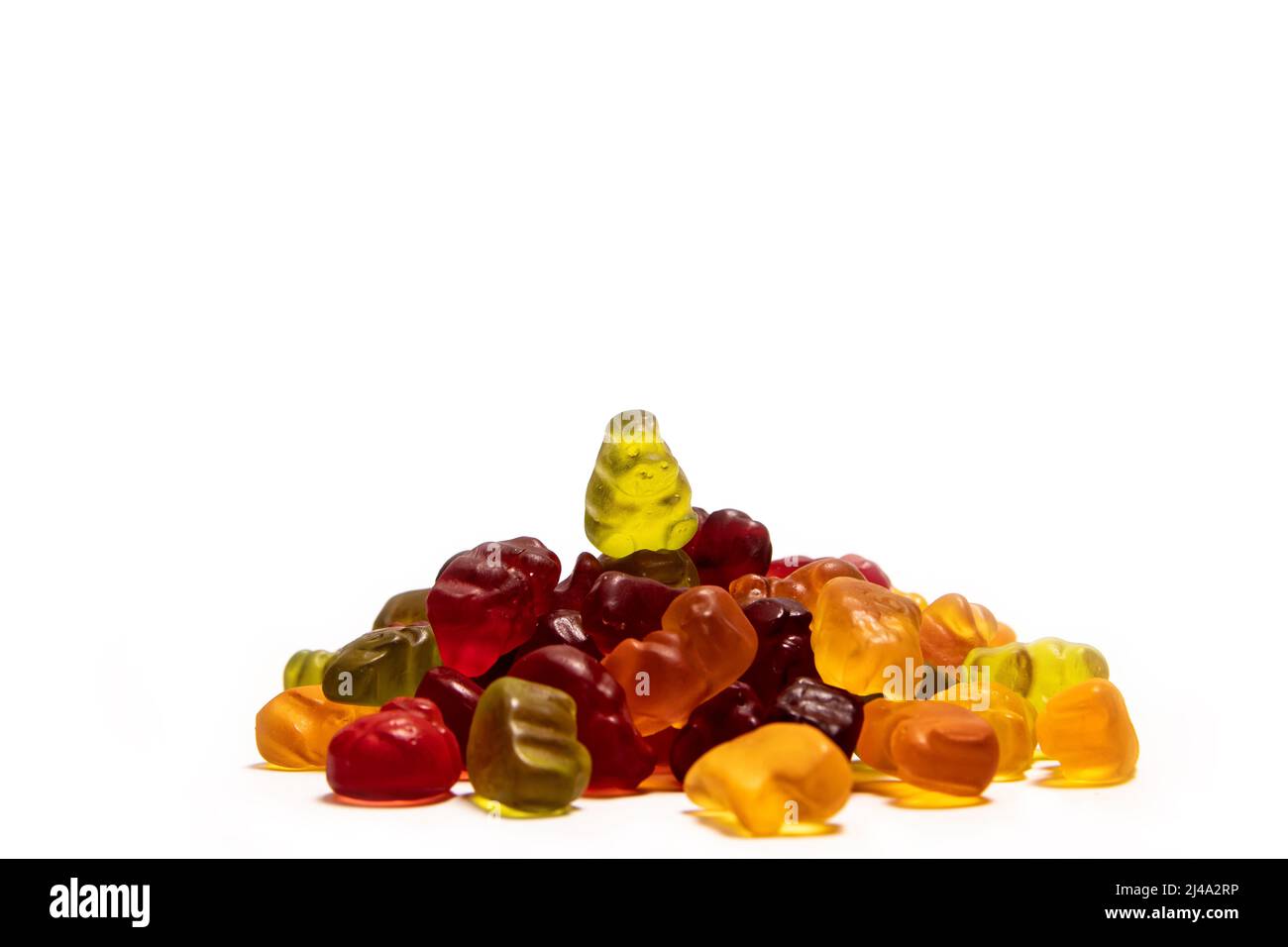 Ein Haufen von bunten Gummikandeln auf weißem Hintergrund Stockfoto