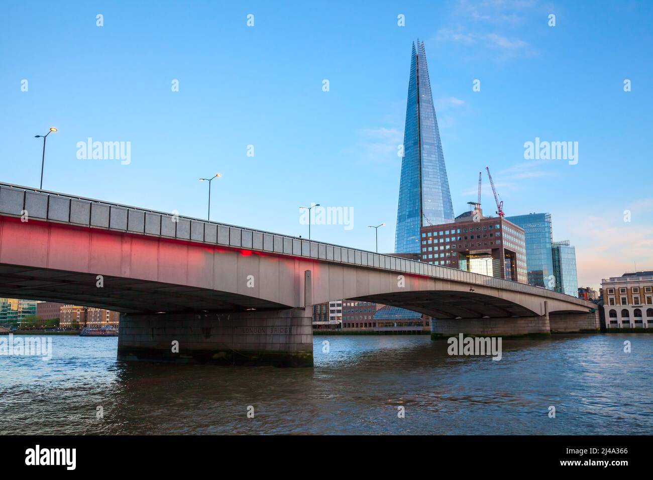 Blick auf die Stadt London mit der London Bridge am Tag, Großbritannien Stockfoto