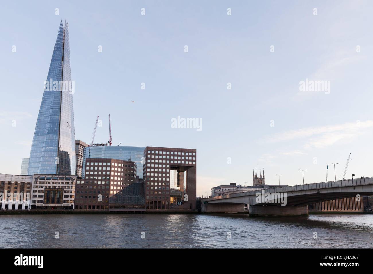 Blick auf die Stadt London mit der London Bridge und modernen Geschäftsgebäuden Stockfoto
