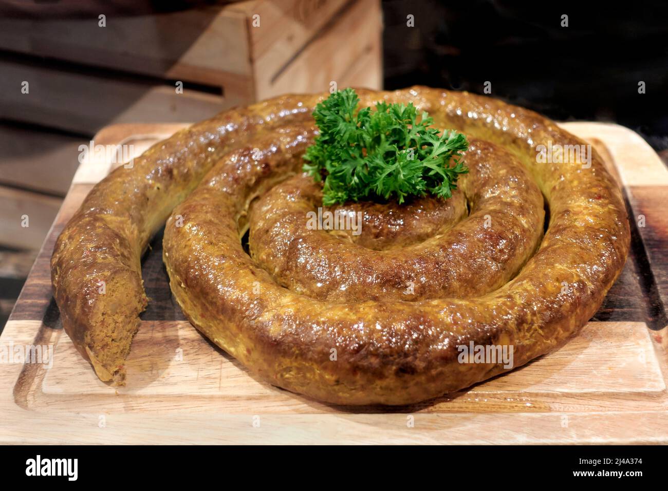 Sai ua Sausage Coil - Northern Thai Sausage oder Chiang Mai Sausage. Gegrillte Schweinewurst aus Nord-Thailand und dem Nordosten Myanmars Stockfoto