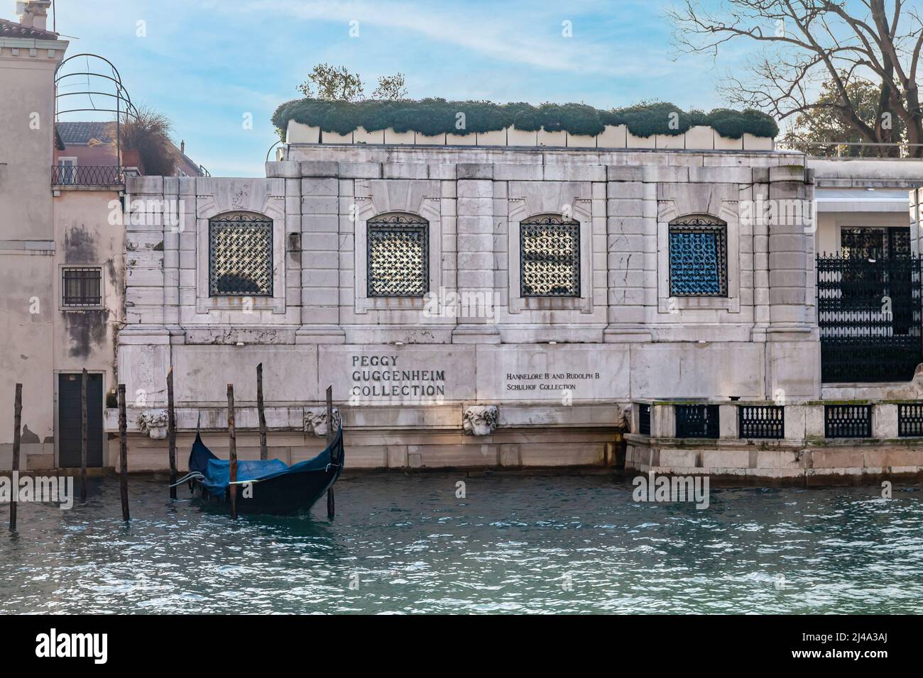 Blick auf den Eingang zur Peggy Guggenheim Collection vom Canal Grande in Venedig, Italien. Stockfoto