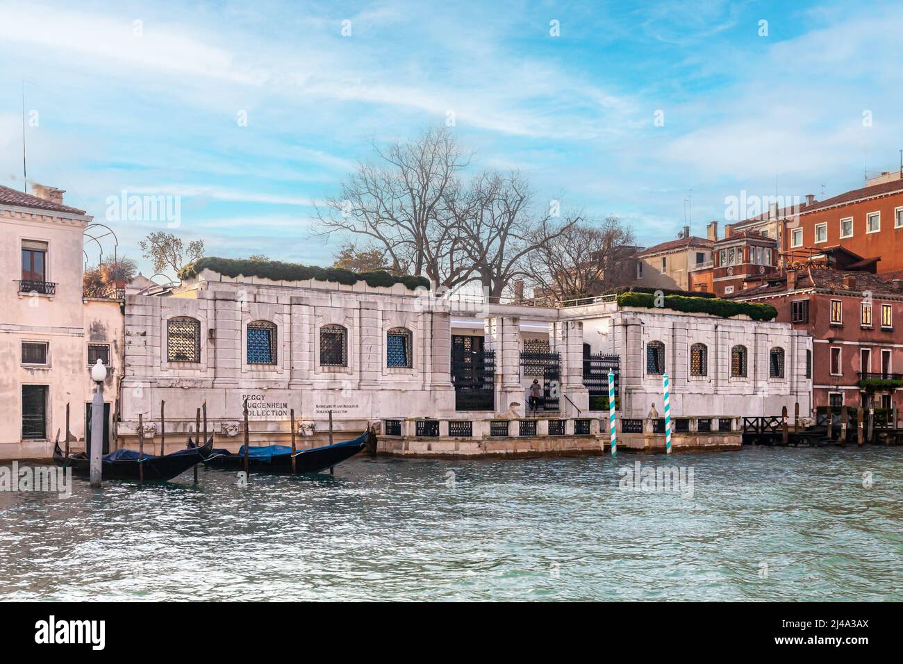 Blick auf den Eingang zur Peggy Guggenheim Collection vom Canal Grande in Venedig, Italien. Stockfoto
