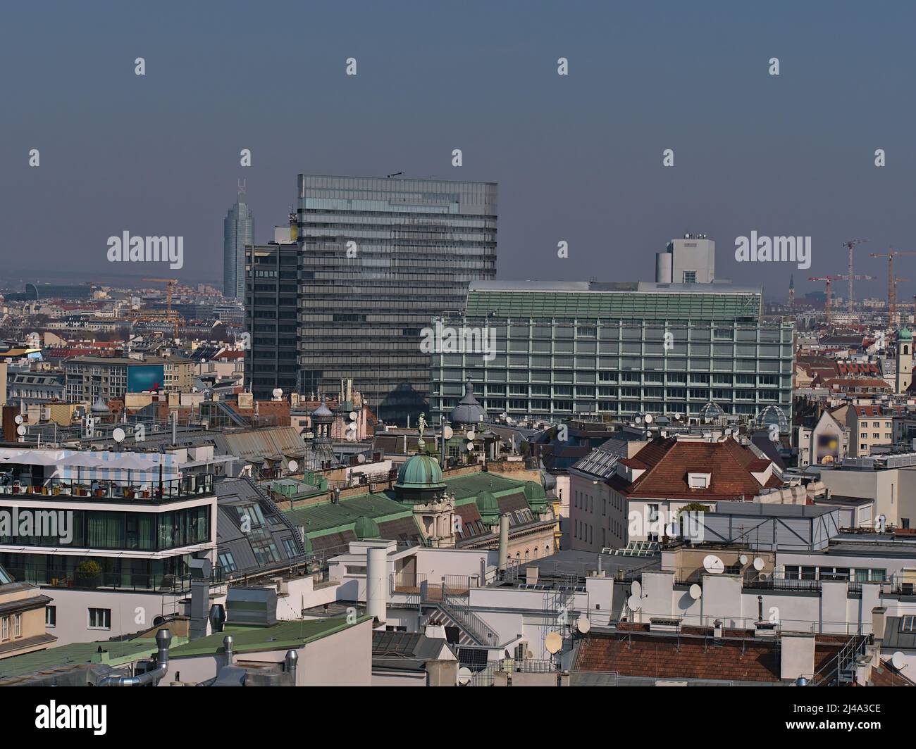 Luftaufnahme über das historische Stadtzentrum von Wien, Hauptstadt von Österreich, Europa, an sonnigen Tagen mit dichter Entwicklung von Wohn- und Bürogebäuden. Stockfoto