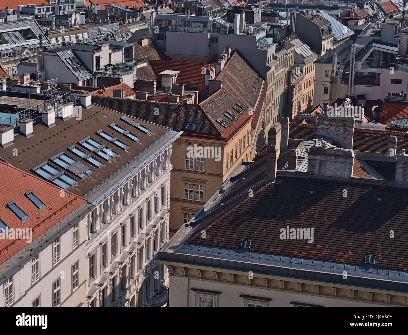 Schöne Aussicht auf das historische Stadtzentrum von Wien, Österreich an sonnigen Tagen mit enger Gasse zwischen alten Gebäuden und erweiterten Penthouses. Stockfoto