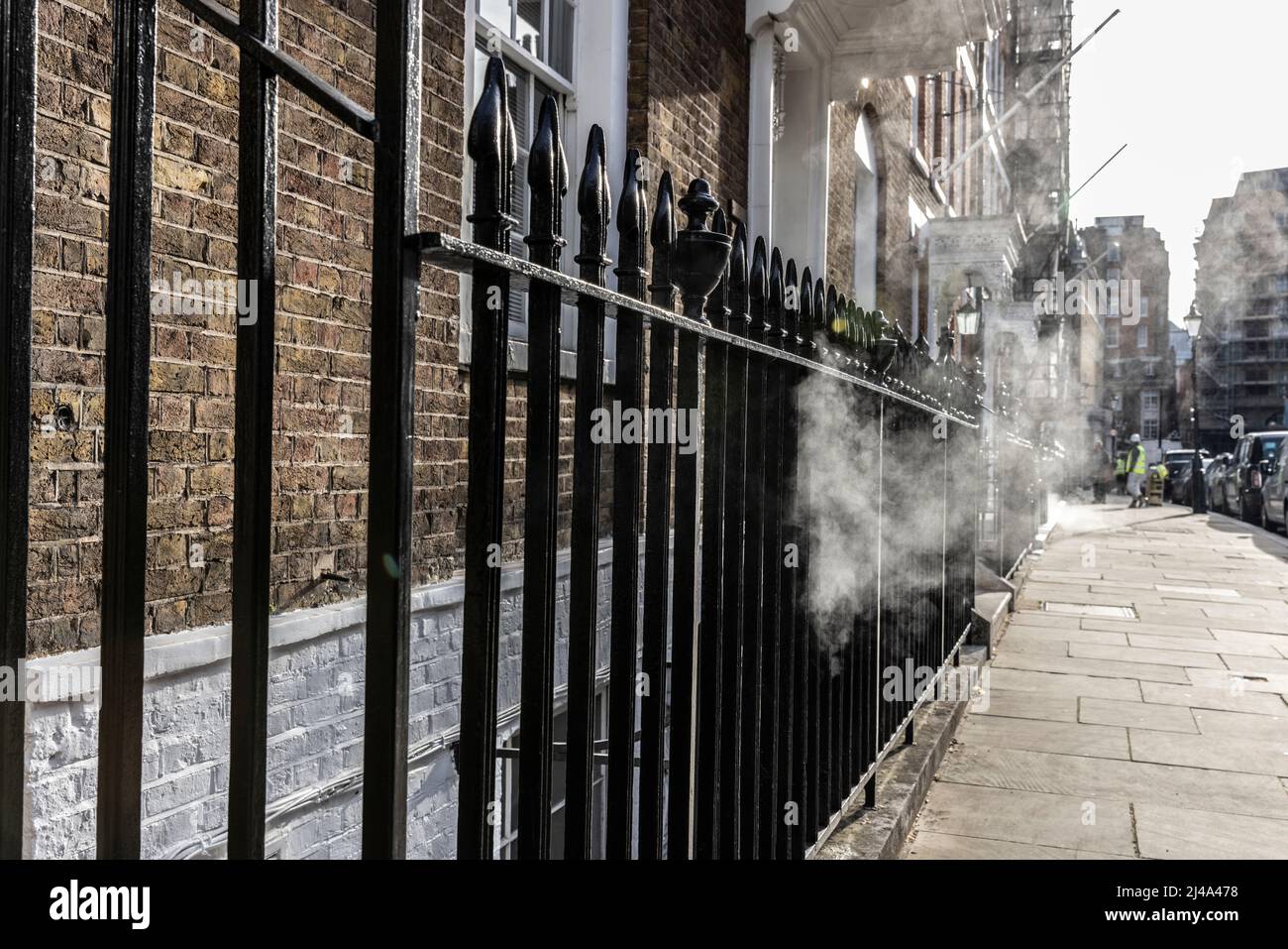 Kohlendioxid und Wasserdampf, der durch einen Rauchabzug aus einem Kessel nach außen in ein Wohnhaus in Westminster, London, England, Großbritannien, geleitet wird Stockfoto