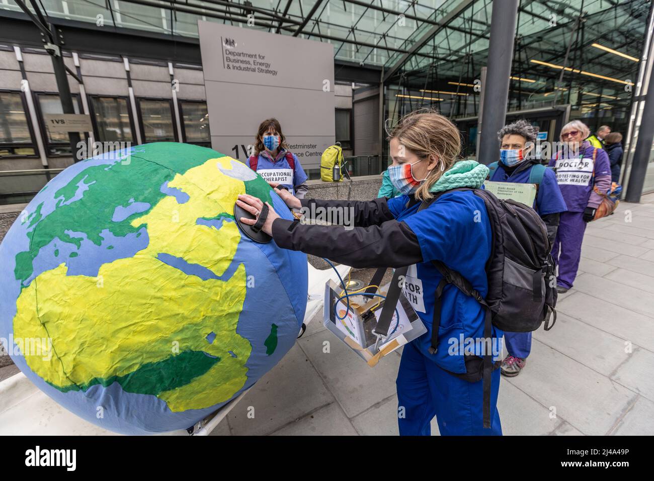 Umweltdemonstranten vor Regierungsgebäuden in Whitehall demonstrieren gegen die globale Erwärmung und den Einsatz fossiler Brennstoffe, London, Großbritannien Stockfoto