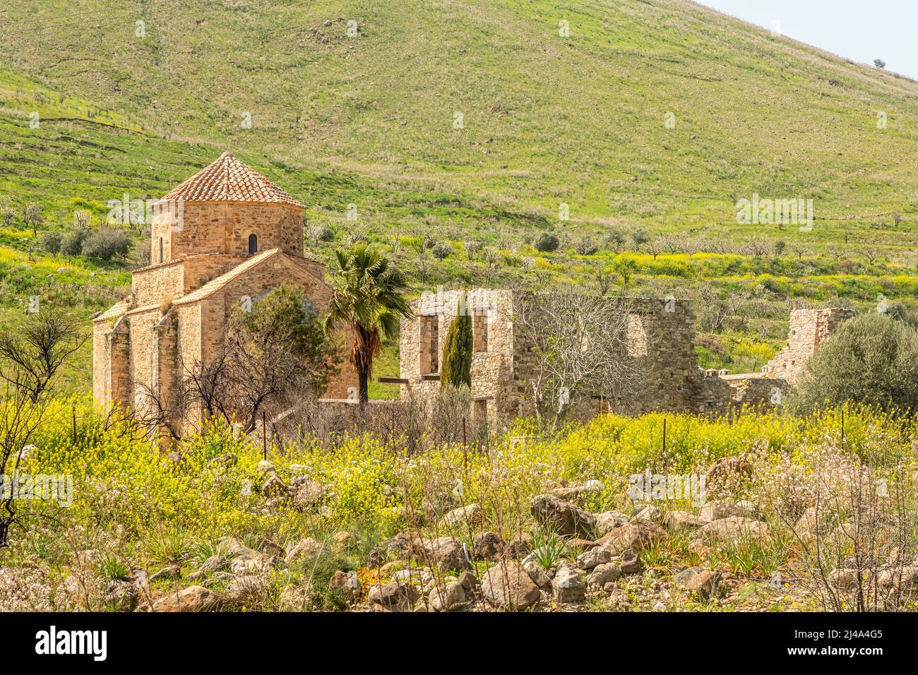 Ruinen von Panagia tou Sinti ortodox Kloster mit Tempel in der Mitte, Zypern Stockfoto