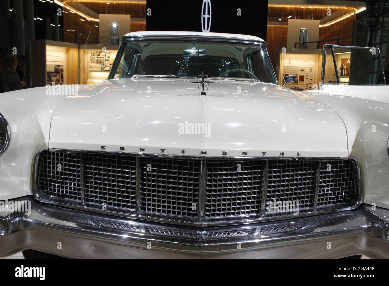 New York, USA. 13. April 2022. (NEU) Elvis PresleyÃ¢â‚¬â„¢Lincoln Continental Mark II 1956 auf der New York International Auto Show 2022. 13. April 2022, New York, USA: Elvis PresleyÃ¢â‚¬â„¢s 1956 Lincoln Continental Mark II wird vom 15. Bis 24. April auf der 2022 New York International Auto Show im Javits Center in New York für die Öffentlichkeit ausgestellt, während sie am 13. Und 14. April für die Medien geöffnet wurde. NYC verlangt keine Impfungen und Gesichtsmasken mehr für Teilnehmer (Medien, Industrie & Öffentlichkeit) und Aussteller. Kredit: ZUMA Press, Inc./Alamy Live Nachrichten Gutschrift: ZUMA Press, Inc./Alamy Live Nachrichten Stockfoto