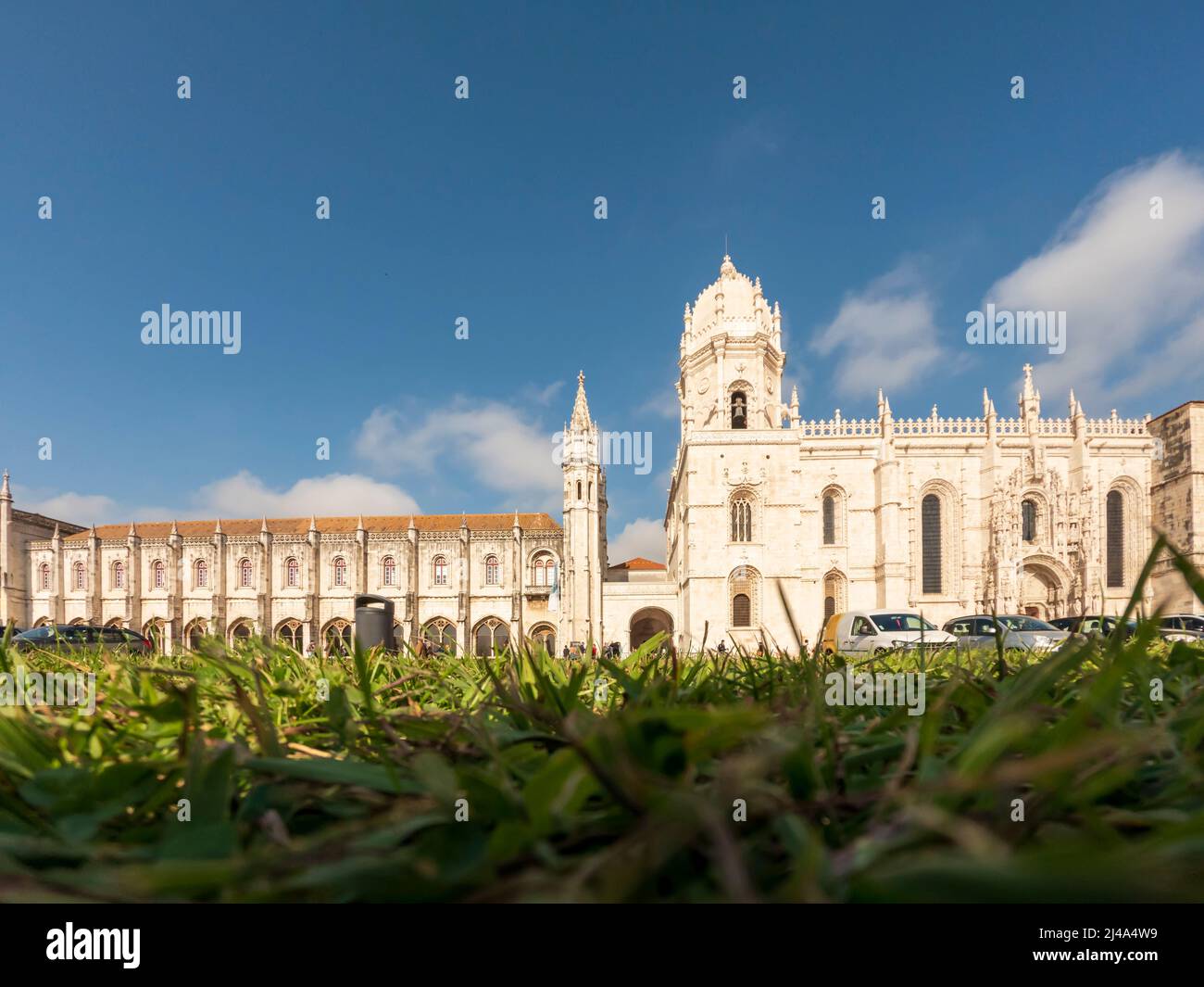 Die Fassade und die Hofpfarrei des Hieronymiten-Klosters von Belém in der Gemeinde Lissabon, Portugal, Europa Stockfoto