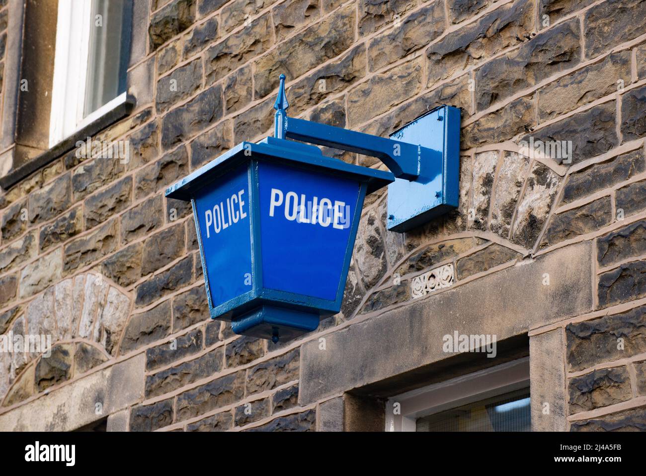 Blaues Polizeischild vor einer Polizeistation, Clitheroe, Lancashire, Großbritannien. Stockfoto