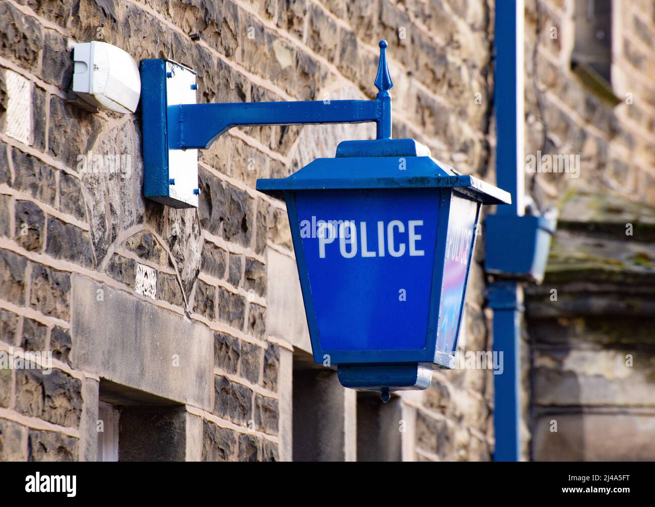 Blaues Polizeischild vor einer Polizeistation, Clitheroe, Lancashire, Großbritannien. Stockfoto