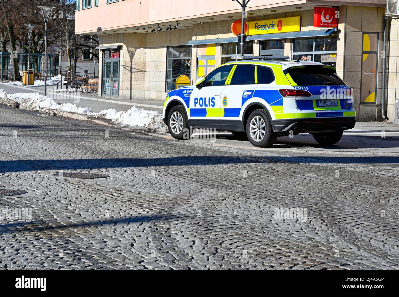 Patrouillenauto in der Nähe des Supermarkts im Zentrum von Orebro Schweden april 11 2022 geparkt Stockfoto