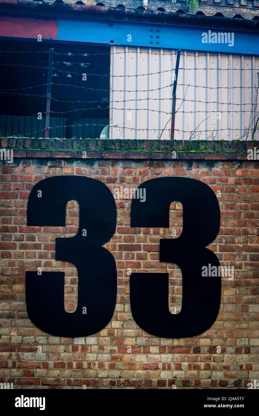Nummer 33 in einer Garage oder einem Lager in London Borough of Southwark, London, England, Großbritannien Stockfoto