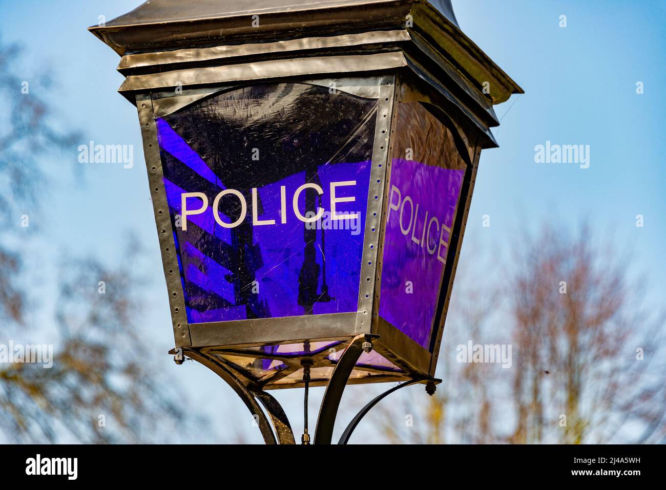 Ein Polizeischild und eine blaue Lampe, Hyde Park, London, England, Großbritannien. Stockfoto
