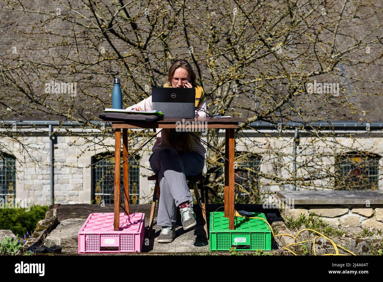 Tout le monde n'est pas egal face au teletravail. Reisen Sie einen Abstand depuis Sohn jardin. Revolution du monde du travail | Wir sind nicht gleich vorne o Stockfoto