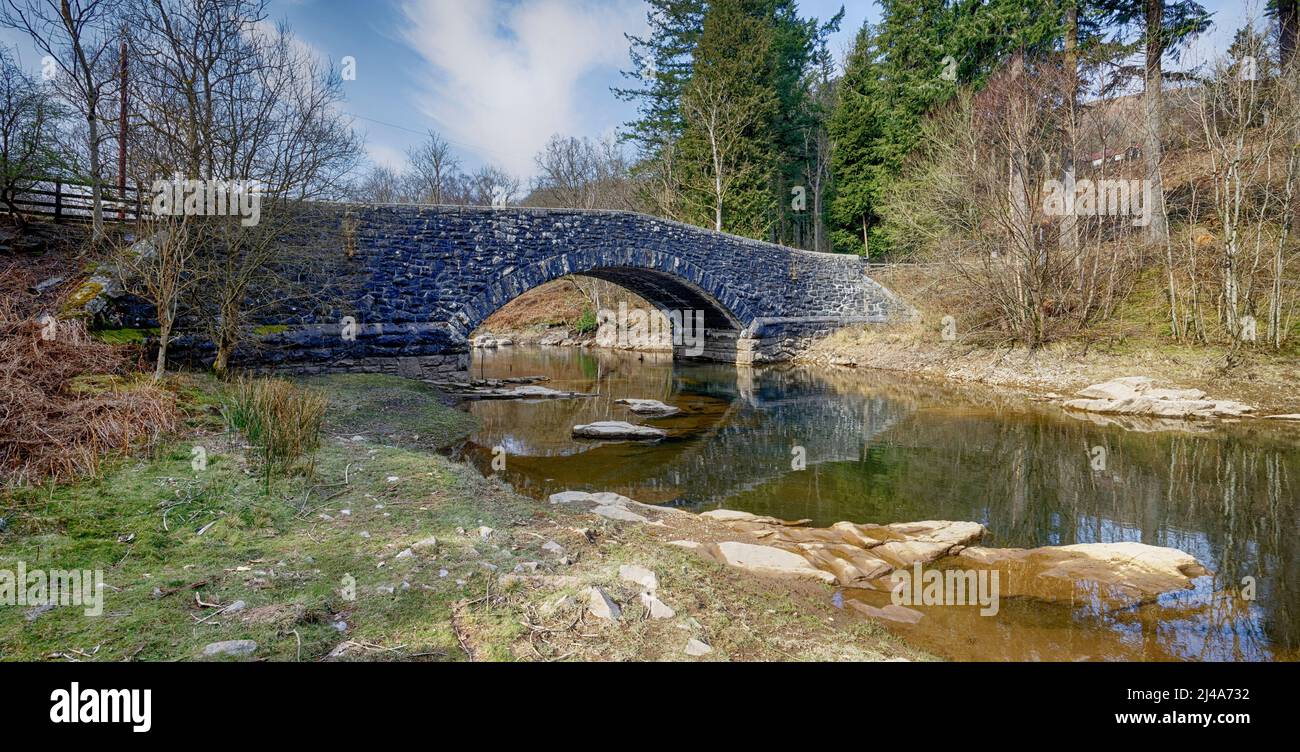 Einbogenförmigen Steinbrücke in Elan Valley Wales Stockfoto