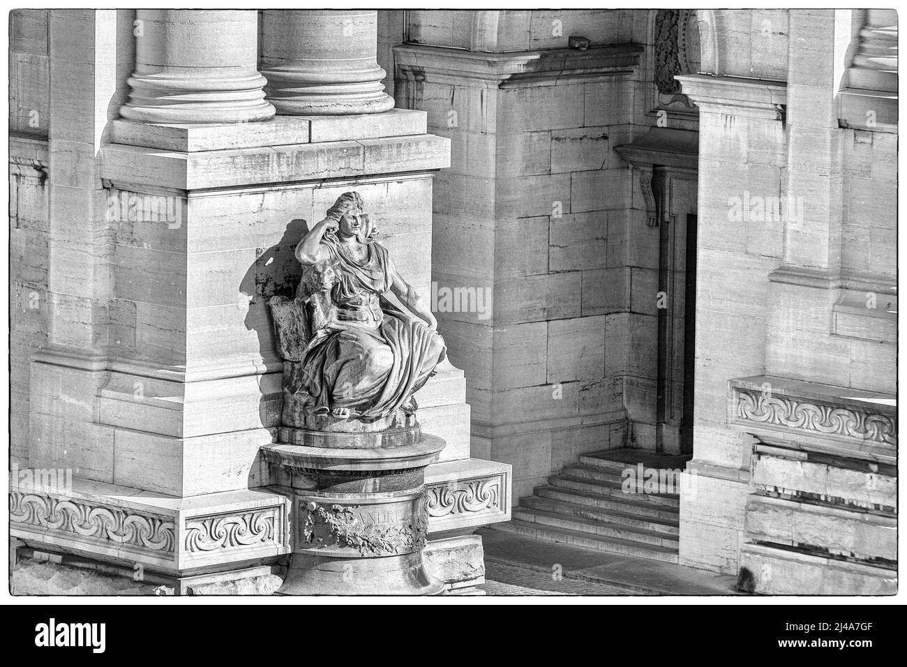 Parc du Cinquantenaire et ses musees - Statues en Bronze au pieds des piers - Chauque statuer represente une Province | Museen und Jubilee Park - P Stockfoto