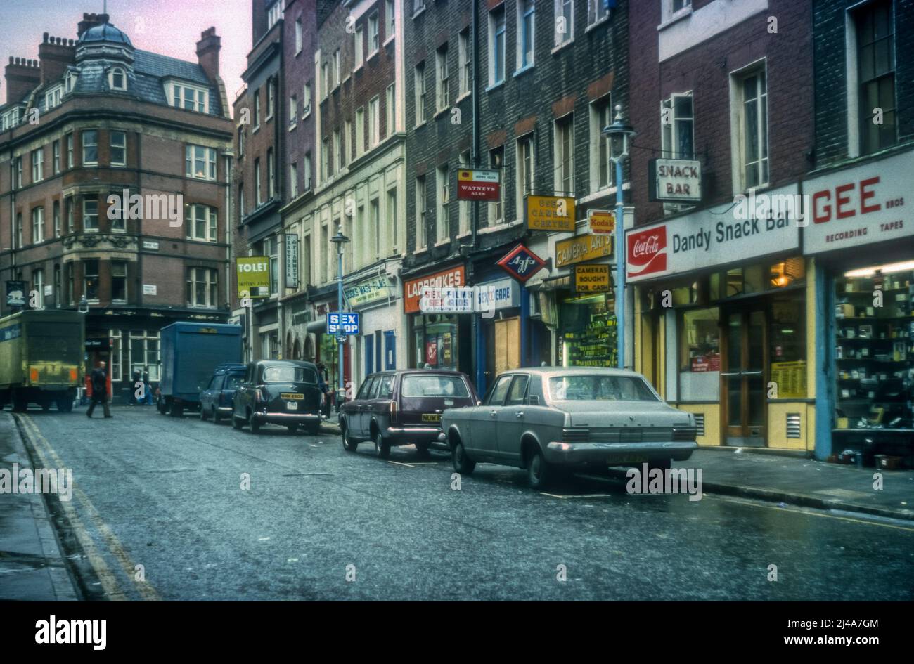 1976 Archivbild von Little Newport Street, Soho, Zentrum von London. Stockfoto