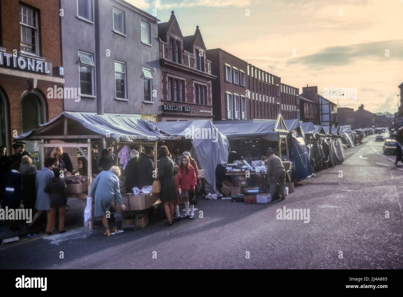 1975 Archivbild des Marktes in der Aughton Street, Ormskirk in Lancashire vor der Fußgängerzone. Stockfoto