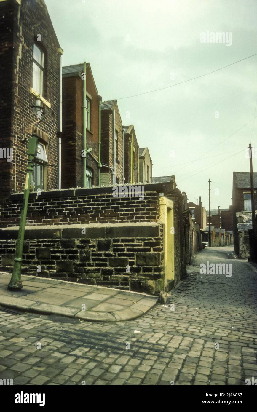1970s Archivbild von Reihenhäusern und einer gepflasterten Gasse in Blackburn, Lancashire. Stockfoto