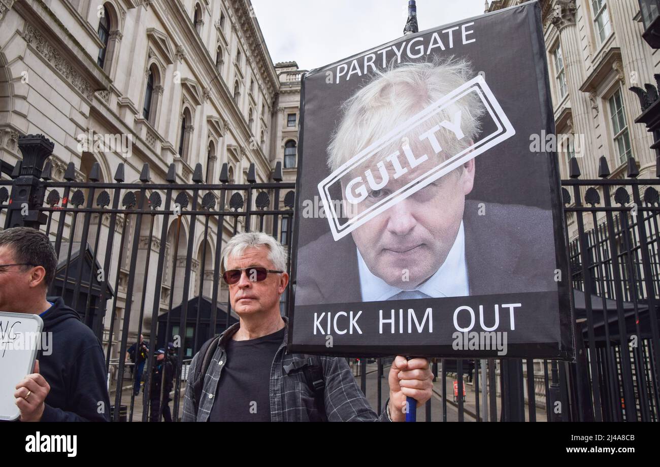 London, Großbritannien. 13.. April 2022. Demonstranten versammelten sich vor der Downing Street und forderten den Rücktritt des Premierministers Boris Johnson und des Schatzkanzlers Rishi Sunak. Die beiden Politiker erhielten Geldstrafen wegen Parteien in der Downing Street während der Zwangssperre, bekannt als „Partygate“, und haben erklärt, dass sie trotz des Skandals nicht beabsichtigen, ihr Amt niederzulegen. Kredit: Vuk Valcic/Alamy Live Nachrichten Stockfoto