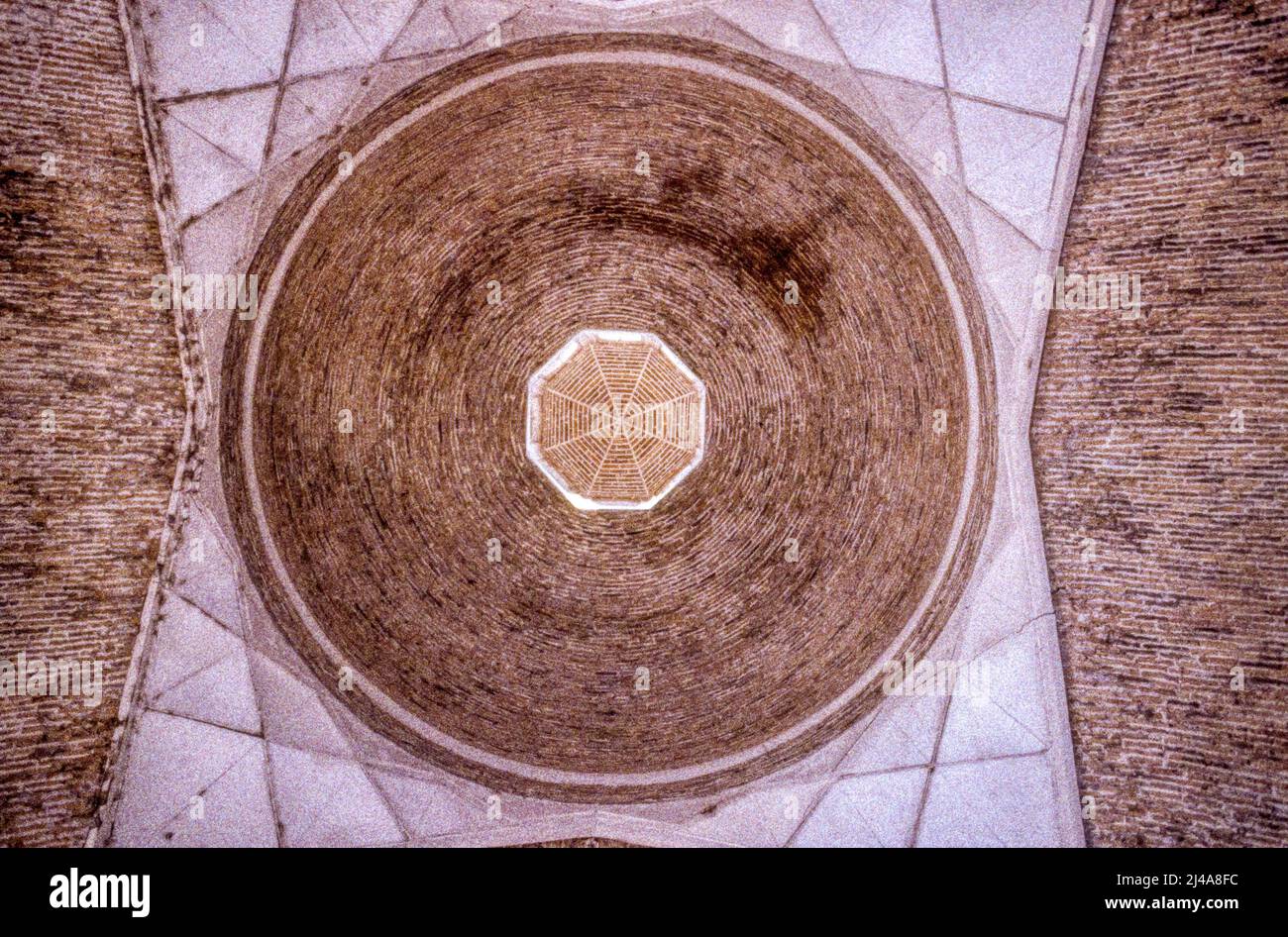 Archivfoto der Decke der 1980er Jahre von der Taki-Sarrafaner Trade Cupola in Buchara, Usbekistan. Bekannt als Dome of the Money Changers & ein originelles Tor zur Stadt. Stockfoto