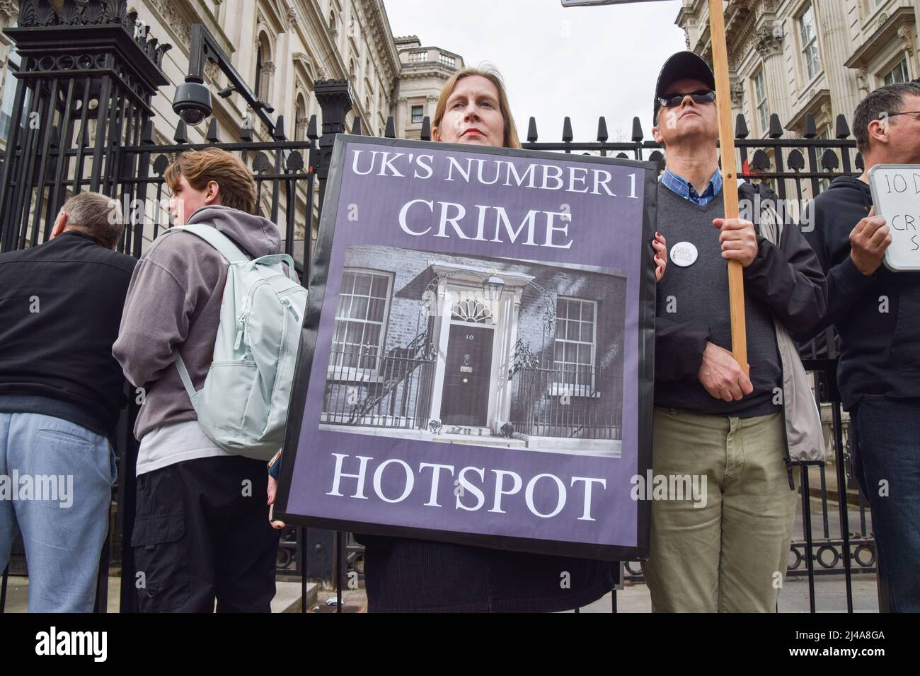 London, Großbritannien. 13.. April 2022. Demonstranten versammelten sich vor der Downing Street und forderten den Rücktritt des Premierministers Boris Johnson und des Schatzkanzlers Rishi Sunak. Die beiden Politiker erhielten Geldstrafen wegen Parteien in der Downing Street während der Zwangssperre, bekannt als „Partygate“, und haben erklärt, dass sie trotz des Skandals nicht beabsichtigen, ihr Amt niederzulegen. Kredit: Vuk Valcic/Alamy Live Nachrichten Stockfoto