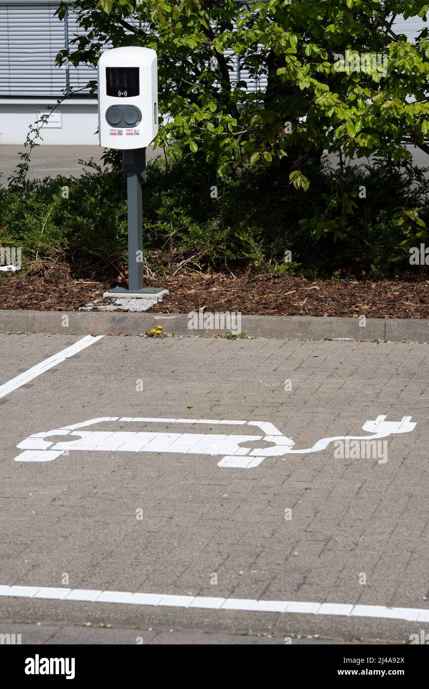 Köln, Deutschland. 12. April 2022. Parkplatz mit Ladestation für Elektrofahrzeuge, Feature, Randmotive, symbolisches Foto, in den MMC Studios am 12.. April 2022 in Köln, Quelle: dpa/Alamy Live News Stockfoto