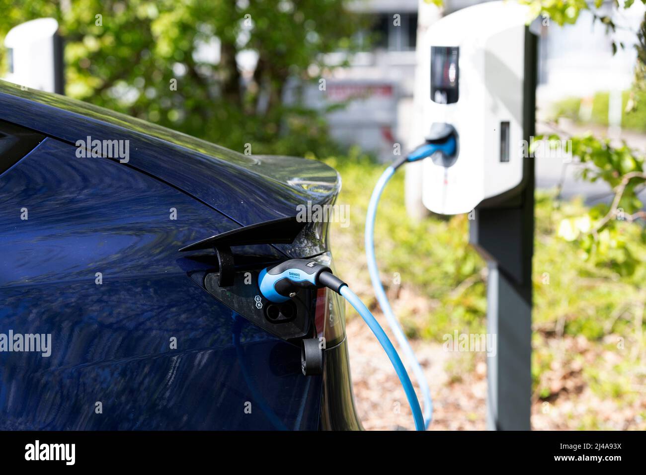 Köln, Deutschland. 12. April 2022. Parkplatz mit Ladestation für Elektrofahrzeuge, Feature, Randmotive, symbolisches Foto, in den MMC Studios am 12.. April 2022 in Köln, Deutschland Quelle: dpa/Alamy Live News Stockfoto