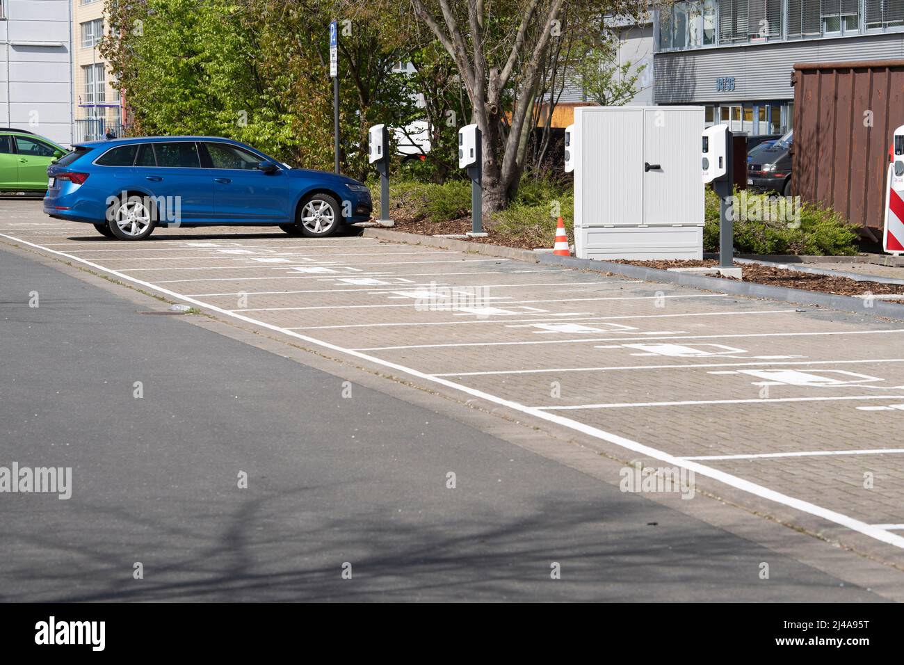 Köln, Deutschland. 12. April 2022. Parkplatz mit Ladestation für Elektrofahrzeuge, Feature, Randmotive, symbolisches Foto, in den MMC Studios am 12.. April 2022 in Köln, Deutschland Quelle: dpa/Alamy Live News Stockfoto