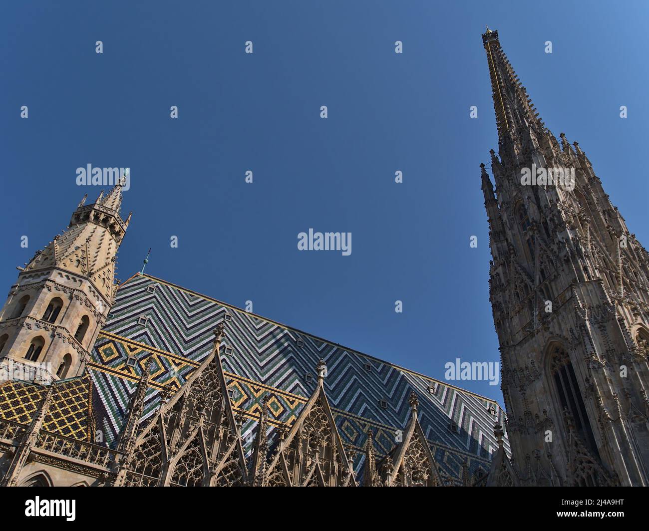 Flachansicht der berühmten Kirche Stephansdom in der Altstadt von Wien, Österreich an sonnigen Tagen mit kunstvoller Fassade. Stockfoto