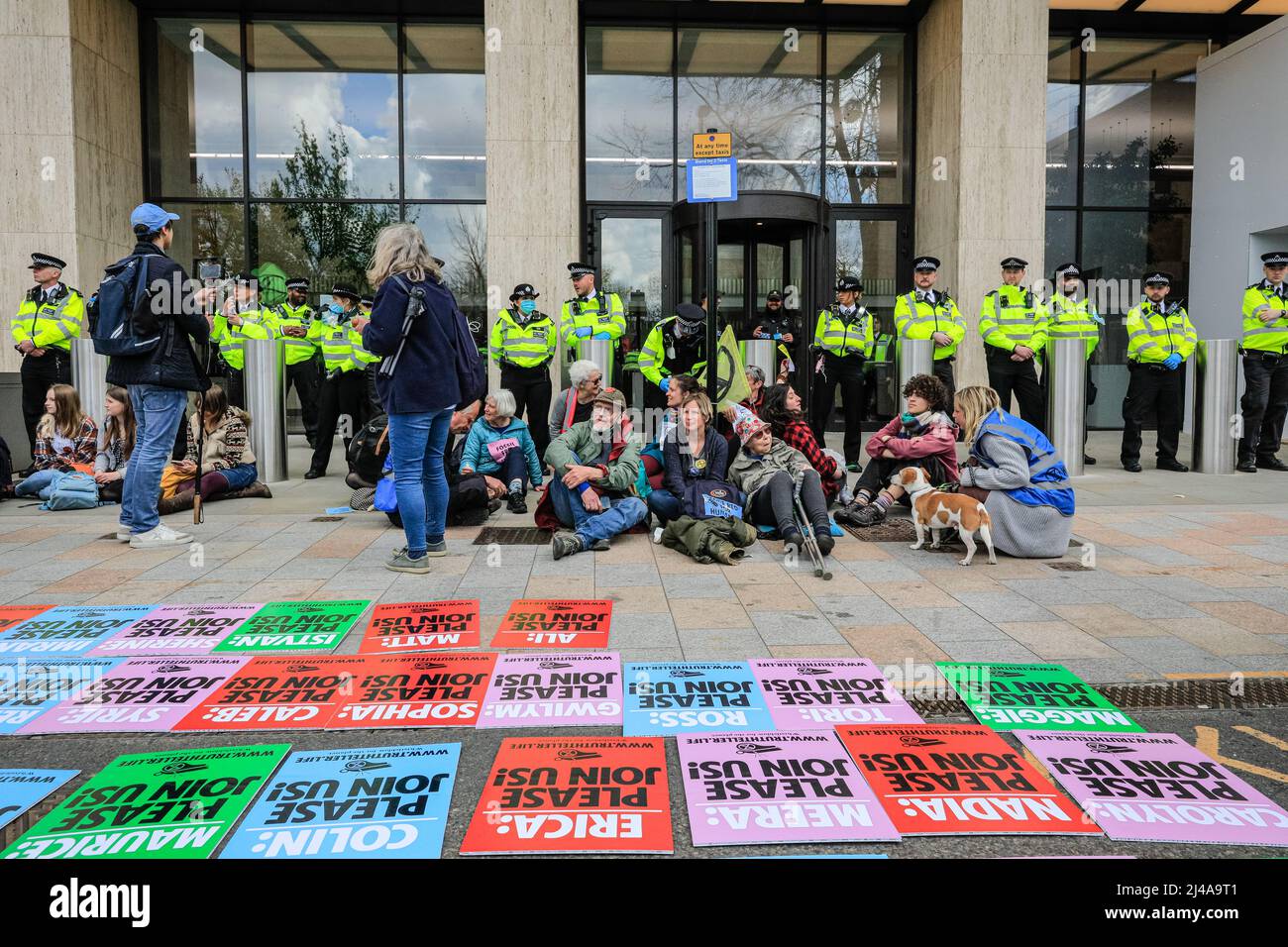 London, Großbritannien. 13. April 2022. Mehrere der Demonstranten werden aus dem Gebäude getragen oder weggeführt, verhaftet und später gemeinsam von der Polizei in einem Van vertrieben. Demonstranten und Aktivisten des Extinction Rebellion (XR) haben sich an die Außenseite und das Innere des Shell-Hauptgebäudes in der Nähe von Waterloo im Zentrum von London geklebt, einige davon im Gebäude. Kredit: Imageplotter/Alamy Live Nachrichten Stockfoto