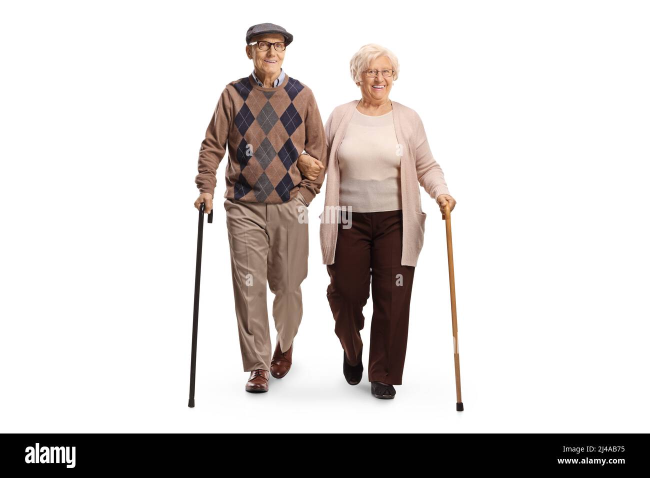 Ganzkörperportrait eines älteren Mannes und einer älteren Frau, die mit Stöcken auf die Kamera laufen, isoliert auf weißem Hintergrund Stockfoto