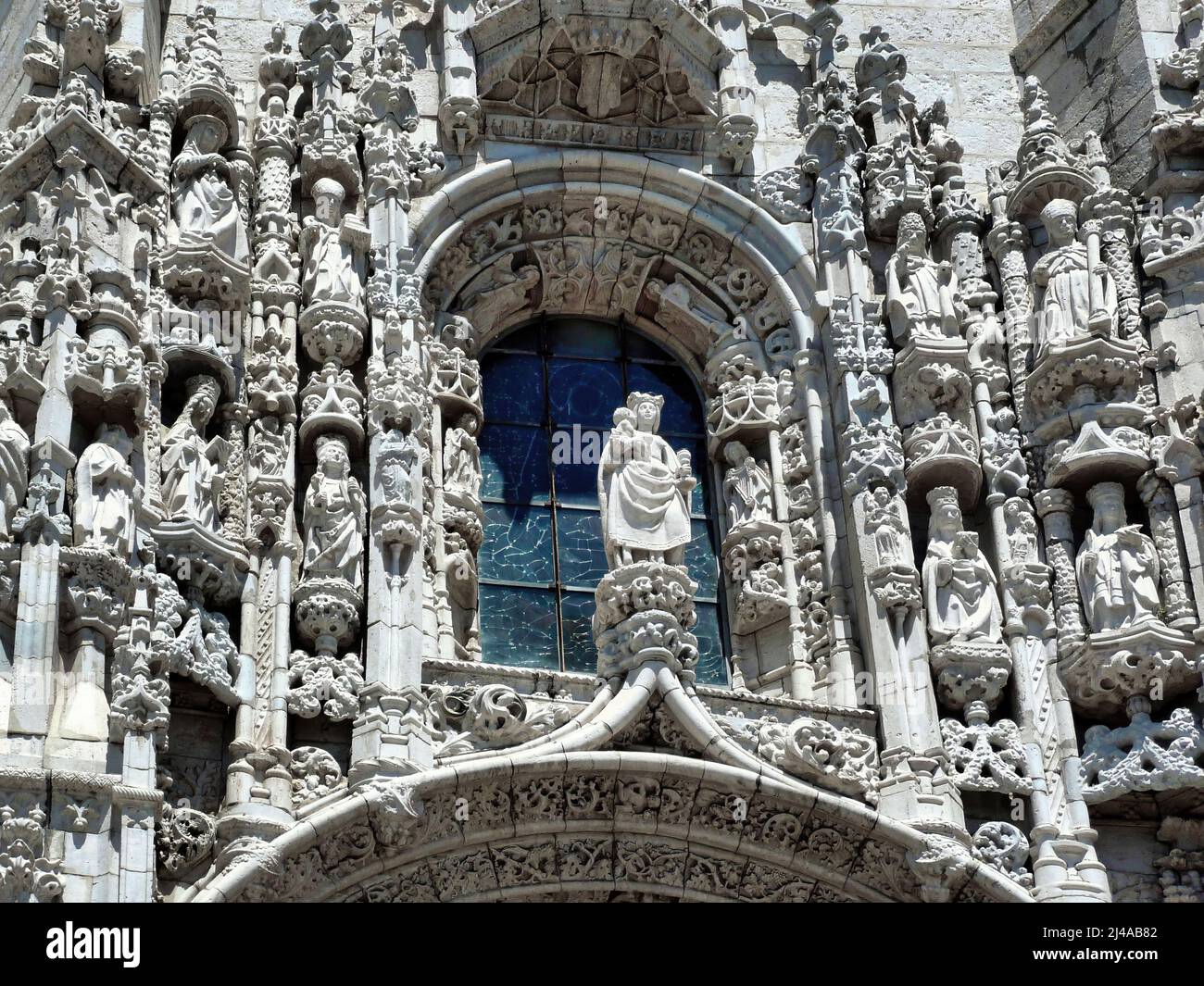 Einige architektonische Details des Klosters Jerónimos sind eines der wichtigsten Beispiele für den portugiesischen manuelinischen Architekturstil in Lissabon. Stockfoto