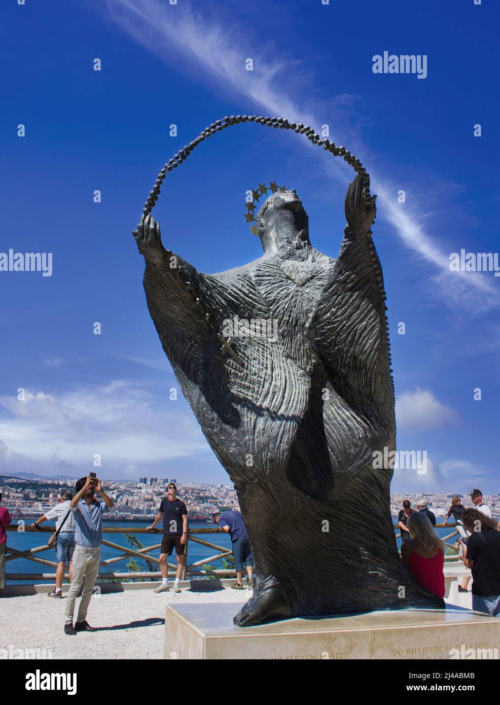 Die Statue der Jungfrau Maria im Heiligtum Christi des Königs, Lissabon, Portugal. Stockfoto