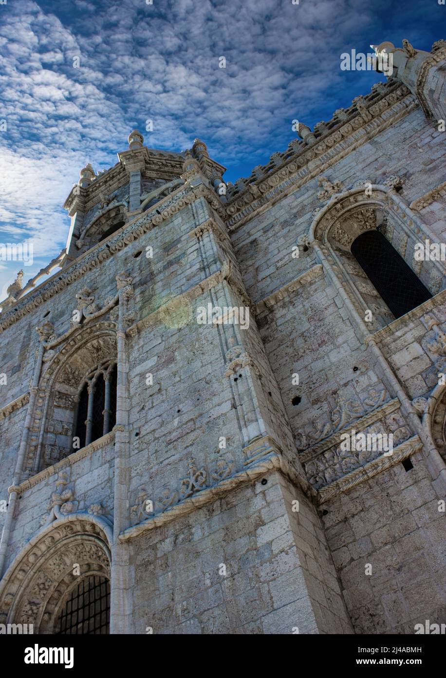 Das Kloster Jerónimos ist eines der prominentesten Beispiele der portugiesischen spätgotischen manuelinischen Architektur in Lissabon. UNESCO-Weltkulturerbe. Stockfoto