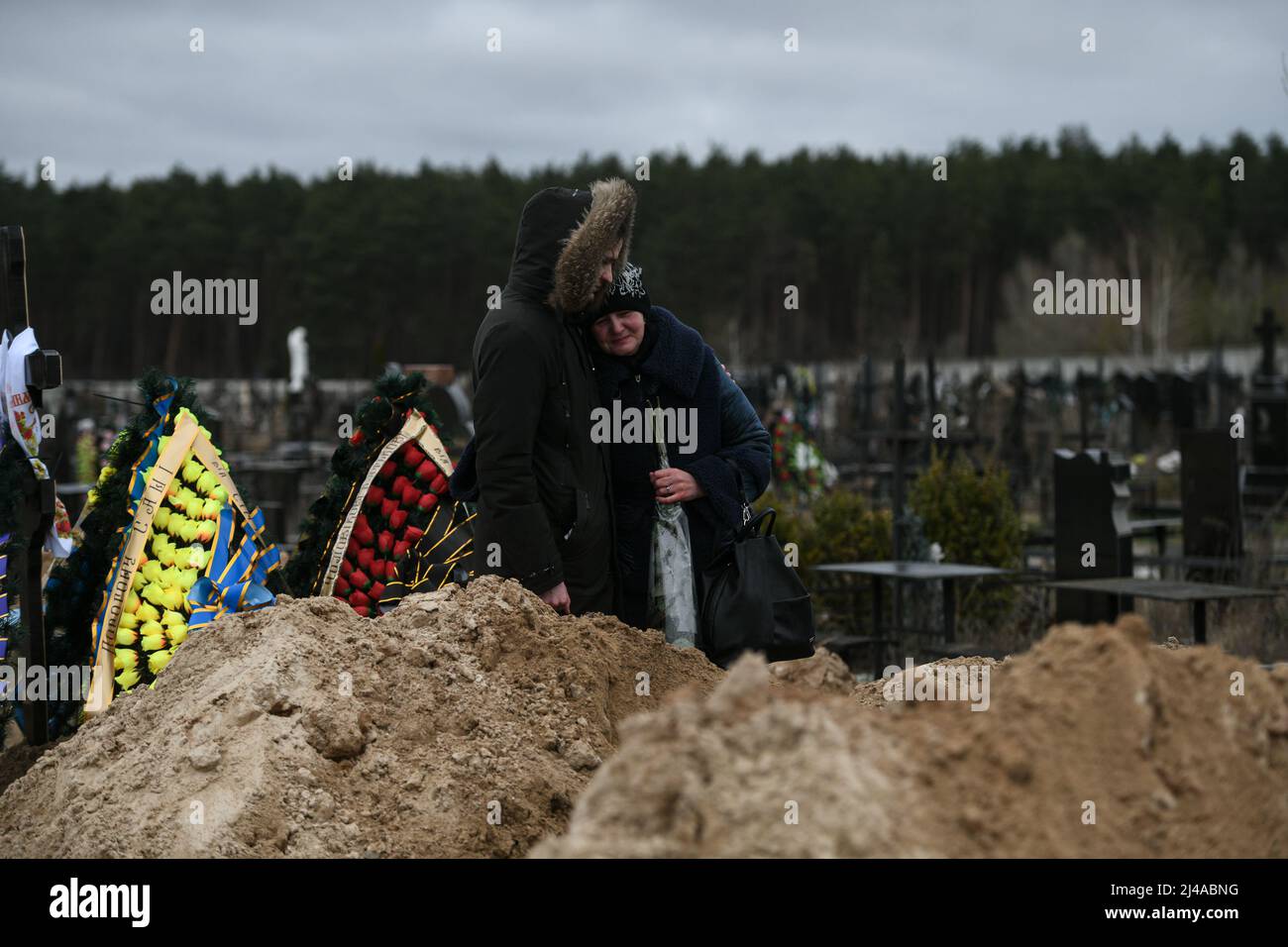 Bucha, Oblast Kiew, Ukraine. 13.. April 2022. Natalya Verbova, 49, und ihr Sohn Roman Verbovyi nehmen an der Beerdigung von Andriy Verbovyi Teil, einem territorialen Verteidigungssoldaten, der am 13. April 2022 von Russen in Bucha, Kiew, Ukraine, getötet wurde.Quelle: Piero Cruciatti/Alamy Live News Stockfoto